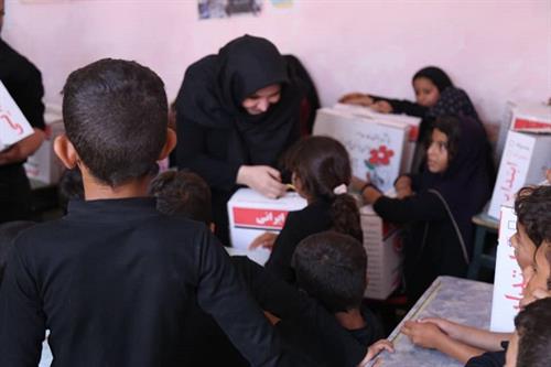 ۷۰۰۰ بسته تحصیلی به دانش‌آموزان مناطق سیل زده خوزستانی اهدا شد