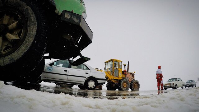 رهاسازی 27 خودرو گرفتارشده در برف و کولاک محوراندیکا-شهرکرد