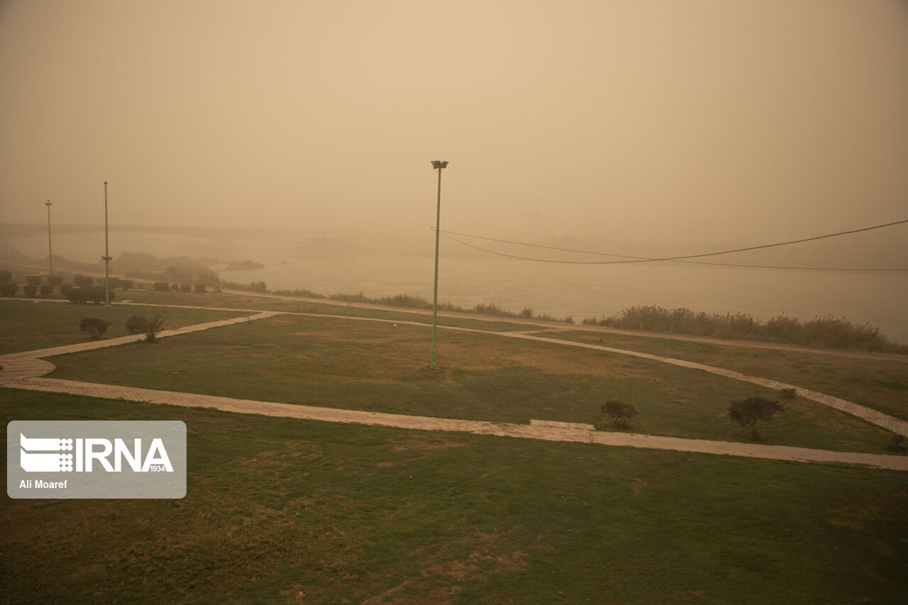 گرد و غبار خوزستان ۵۶ نفر را راهی مراکز درمانی کرد