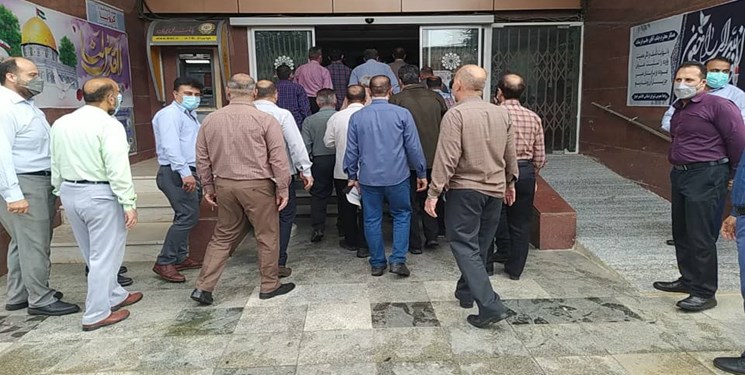 کارکنان شهرداری خواستار استعفای شورا و شهردار اهواز شدند