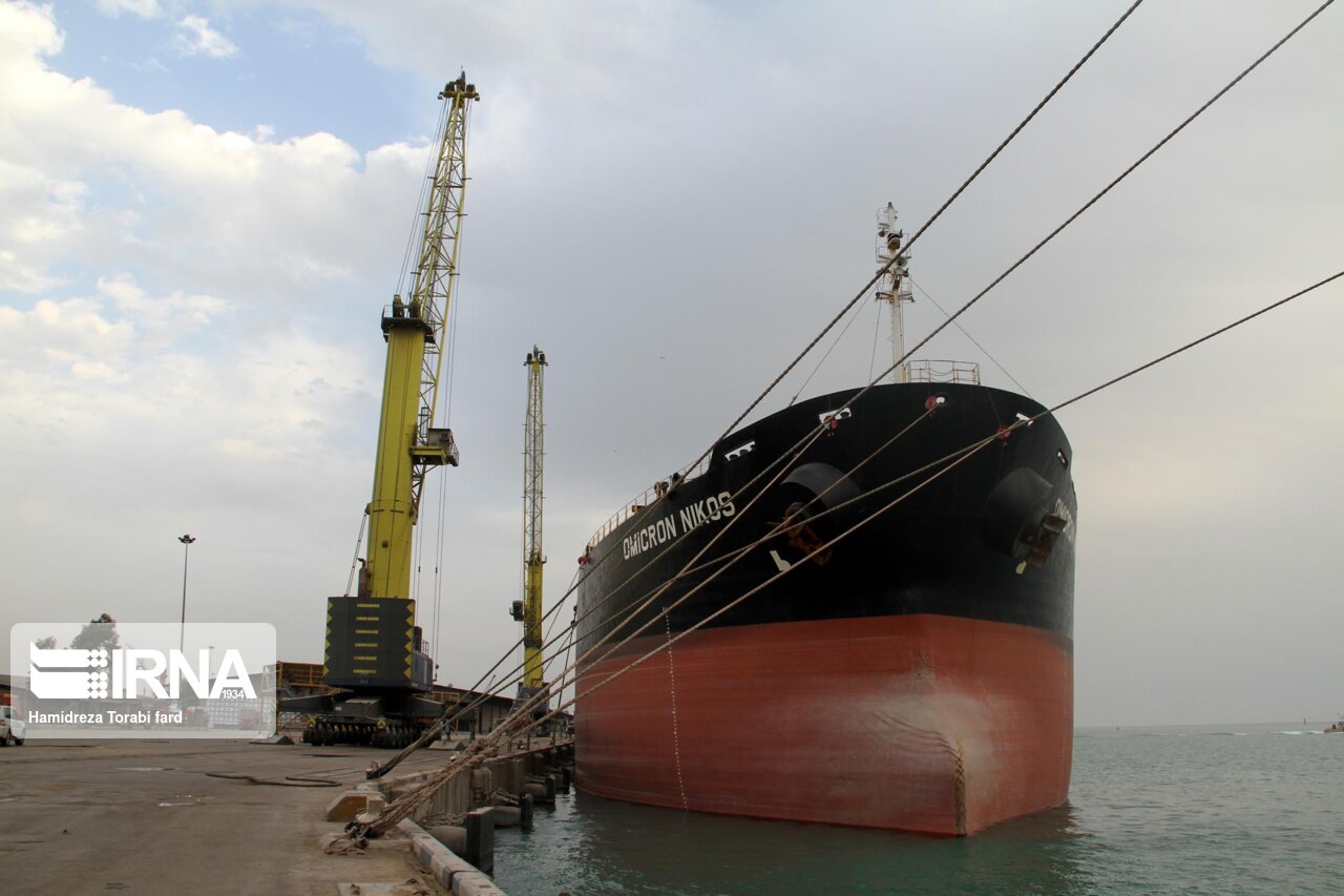 چهار کشتی حامل نهاده های دامی در لنگرگاه بندر امام خمینی (ره)پهلو گرفتند