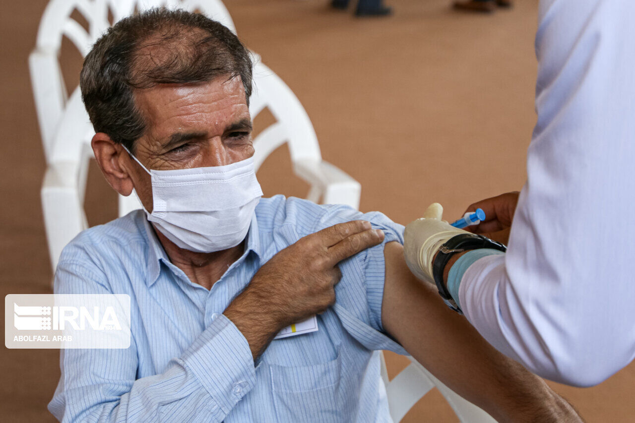 رییس مرکز بهداشت خوزستان از استقبال نکردن مردم از واکسن کرونا انتقاد کرد