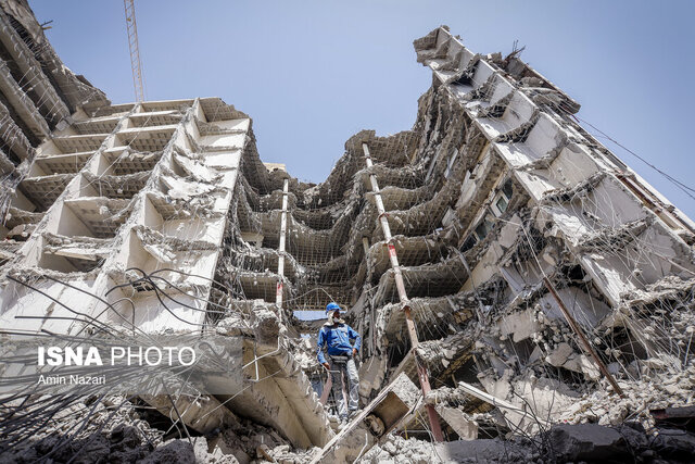 باقیمانده متروپل هنگام تخریب فرو ریخت / جست‌وجوی یک نفر زیر آوار